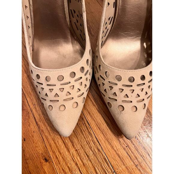 BCBGeneration‎ Beige Suede Perforated Pointed Toe High Heel Size 8.5 Pre Owned - Picture 1 of 6